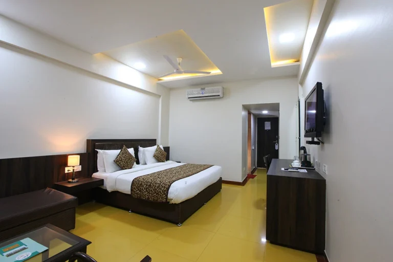 Super Deluxe AC room at Shilpi Hill Resort Saputara